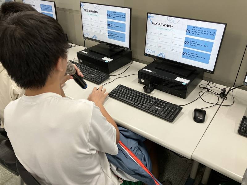 百齡高中小組發表AI工具探索