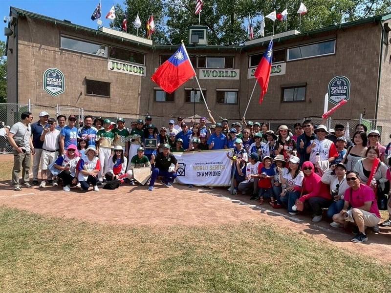 Zhongshan Junior High School’s baseball team celebrates after winning the 2025 Junior League Baseball World Series championship in the United States on Wednesday. Photo courtesy of Taiwan Little League Baseball Aug. 14, 2025