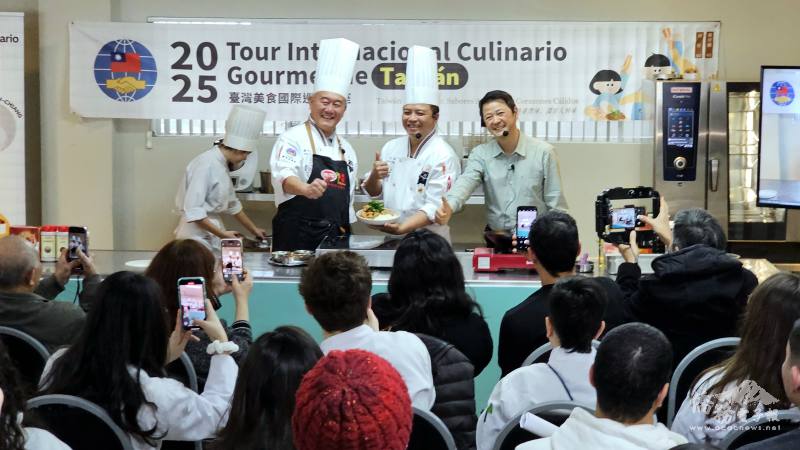 13日在杜馬斯廚藝學院講座中，主廚們端出經典臺灣鹽酥雞