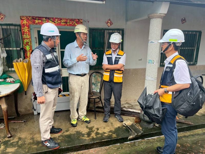 內政部同仁偕同施工廠商進行民宅勘查