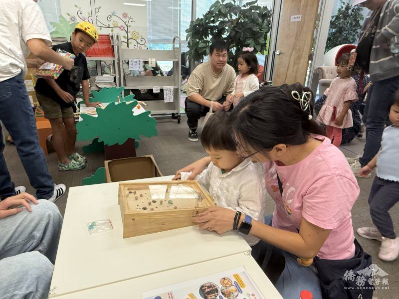 小朋友與家長參與童玩闖關