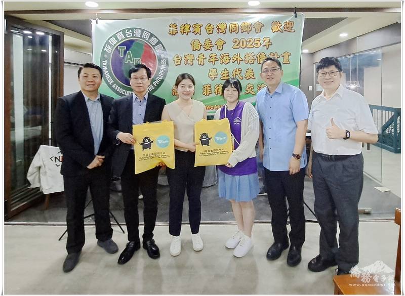 團長羅涓寧（右3）代表致贈白適榮（左2）及謝佩珊（左3）紀念品表達謝意；監事長吳俊廷(左1)及中心主任莊博智（右2）及副主任梁崇偉（右1）也一同合影