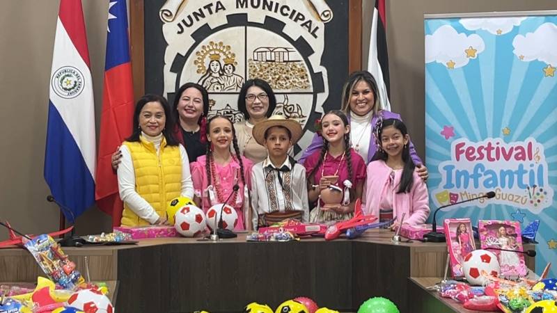 市議長布蘭卡·里克爾梅（Blanca Riquelme）(2排右)、駐東方市總領事陳慧芬(2排中)、僑務諮詢委員劉秀珠(首排左1)與小朋友們開心合影