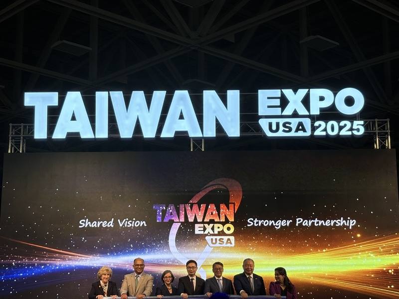 台美官員14日出席台灣形象展開幕典禮，貿協董事長黃志芳（中）表示，德州的達福地區（Dallas-Fort Worth）已變成全美的科技重鎮，加上德州和墨西哥接壤，相信德州會形成世界級的創新和製造中心