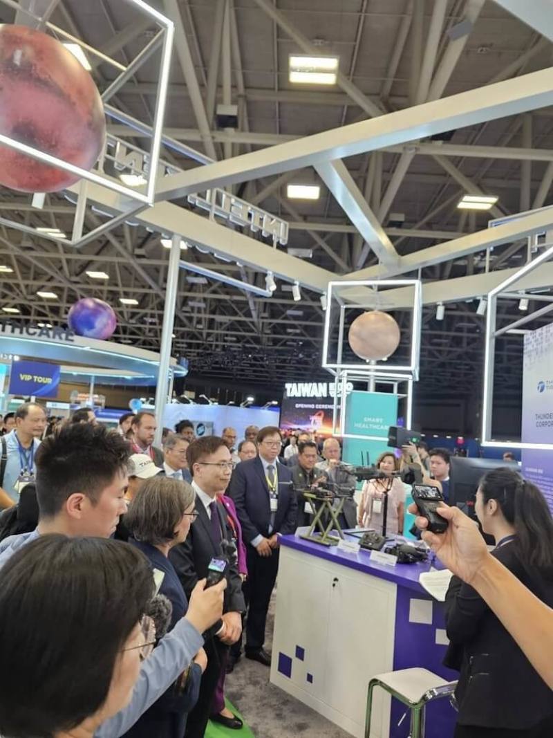 2025年美國台灣形象展以4大主題及7大展區，涵蓋食品到高科技應用領域，包括電動車與無人機等。圖為雷虎科技無人機在美亮相。（雷虎科技提供）