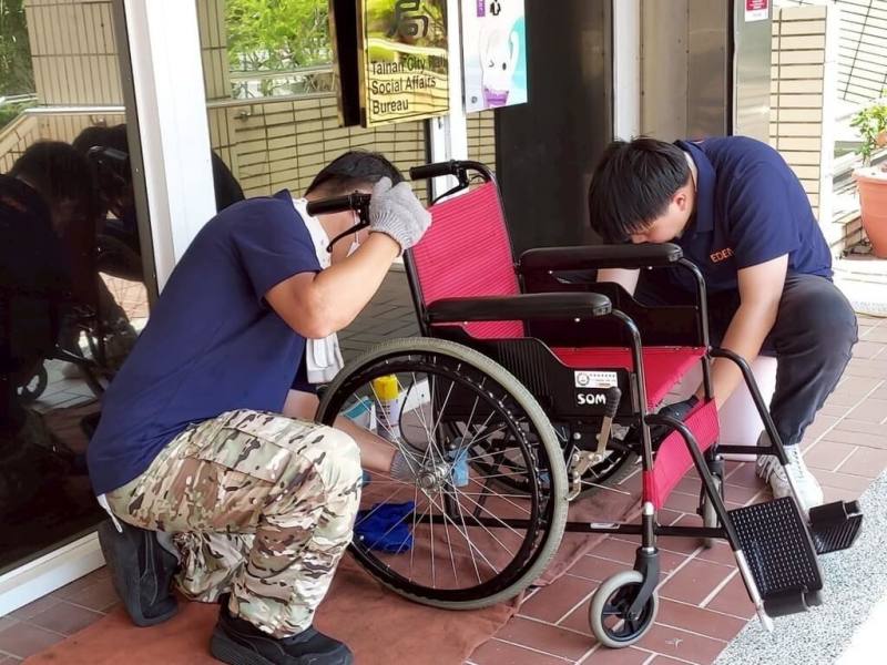 近期颱風豪雨重創台南，在重整家園之餘，台南市政府也規畫3個月內深入災區，進行輔具清潔保養維修服務，由專業團隊清洗因風災、淹水損壞髒污的輪椅、助步器等。（台南市政府提供）