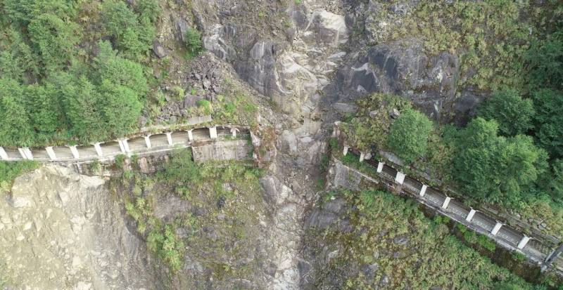 阿里山林鐵眠月線1號明隧道到2號隧道區間地質不穩，有土石崩落情況，暫停通行到9月30日。圖為損壞的眠月線1號明隧道。（林鐵及文資處提供）