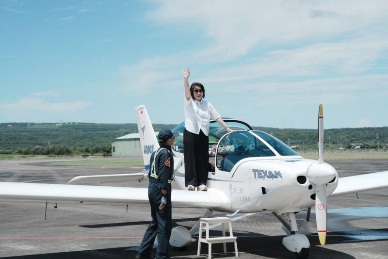 「屏東3D旅遊嘉年華－屏東超遊感」系列活動16日熱鬧開飛，屏東縣長周春米（右）登上超輕航機，為活動揭開序幕。（屏東縣政府交通旅遊處提供）