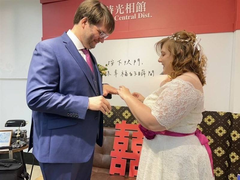 Greta Ott (right) and Martin Beck (left) exchange wedding rings at Tainan's Zhongxi Household Registration Office on Thursday. Photo courtesy of the Taipei Tourism Office in Frankfurt