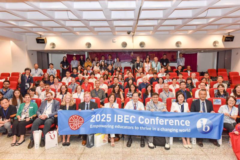 2025年國際文憑教師證照國際研討會（IBEC）首度在亞洲舉辦，來自海外12國、逾150名教育專家15日齊聚台灣師範大學，共同交流、分享IB教育的最新研究與實務發展。（台師大提供）