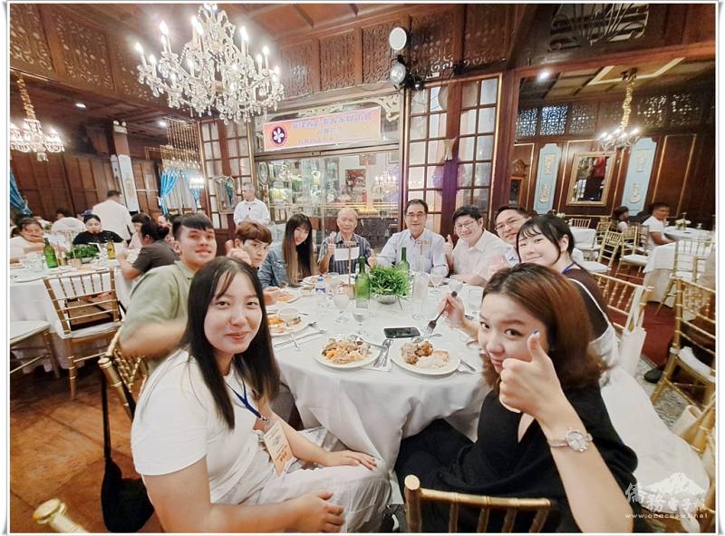 團員夥伴們在西班牙式風情氣氛下享受菲式佳餚