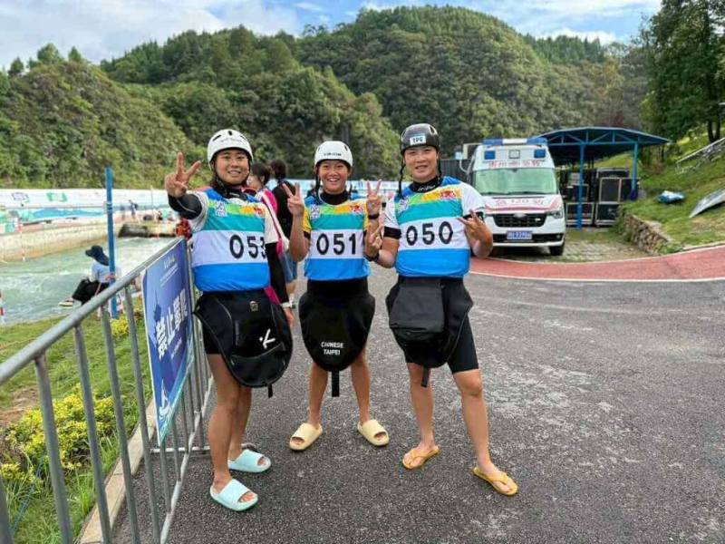 2025亞洲輕艇激流錦標賽台灣女子K艇團隊由杭州亞運金牌得主張筑涵（右）領軍，搭檔吳亭儀（中）、周芝瑾（左）出征，16日成功在團體賽摘下銀牌。（輕艇協會提供）