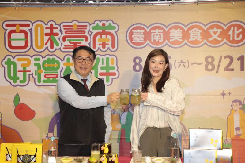 「百味台南．好禮相伴」台南美食文化節活動16日在桃園市台茂購物中心登場，台南市長黃偉哲（左）也特別北上，向民眾促銷台南美味好禮。（台南市政府提供）