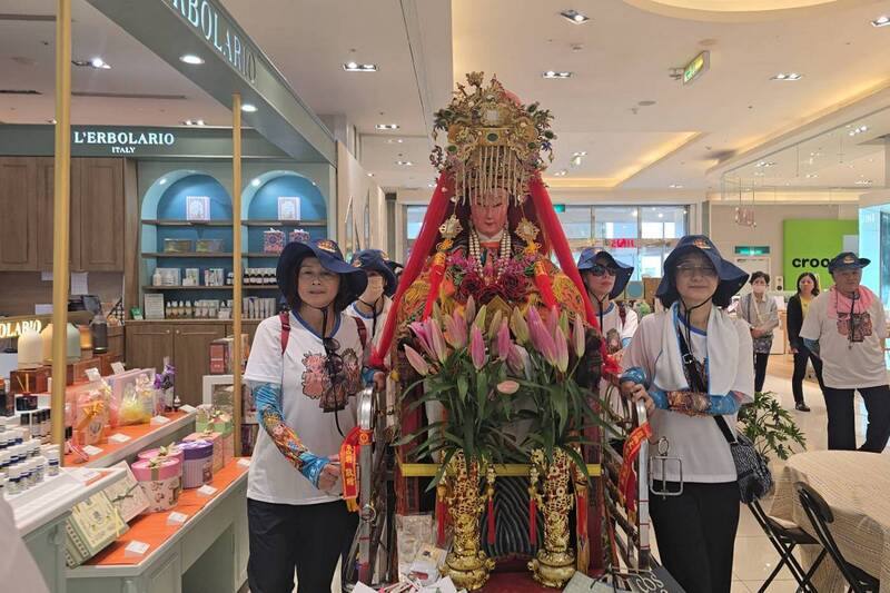 2025蘭陽媽祖文化節將於9月底登場，主祀宮廟南方澳進安宮媽祖16日快閃宜蘭新月廣場逛百貨，並舉辦「點妝見客」儀式，提前為文化節遶境活動暖場