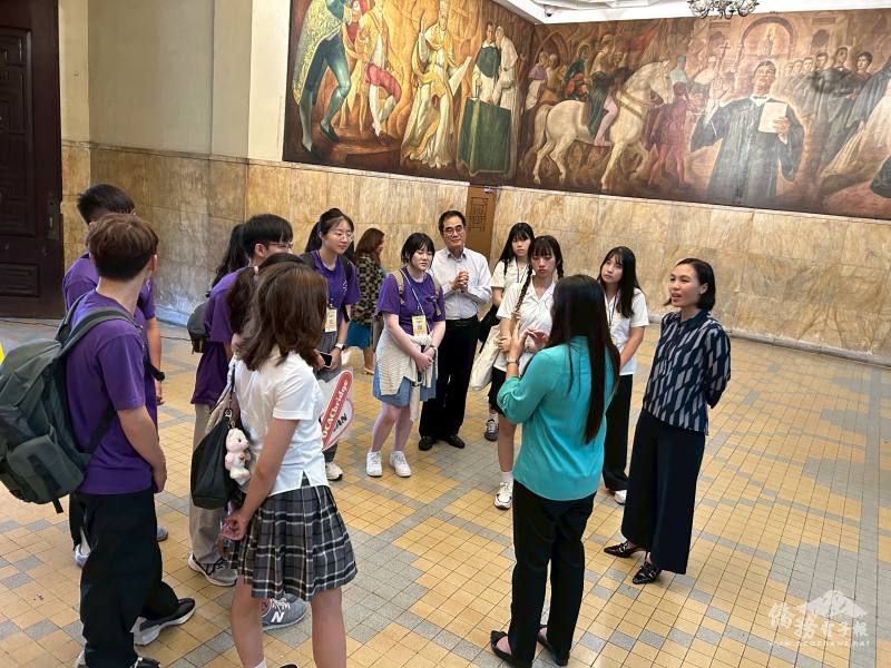 在校方公共事務室主任Ms. Micha及團隊陪同下，訪團走訪教學設施與歷史建築群