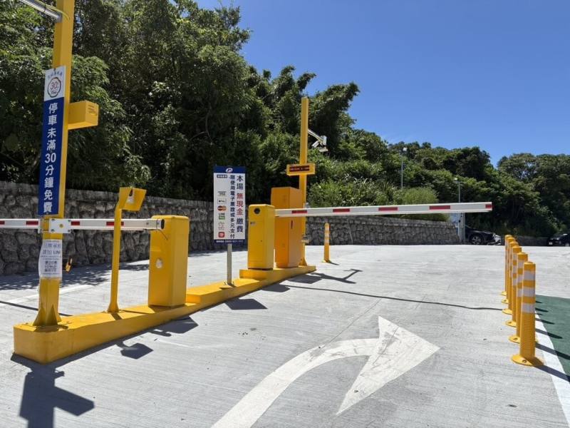 新北市淡水區義山平面停車場16日起將正式營運，共有45格小型車停車位，臨停收費每小時新台幣20元，月票1300元。（新北市交通局提供）
