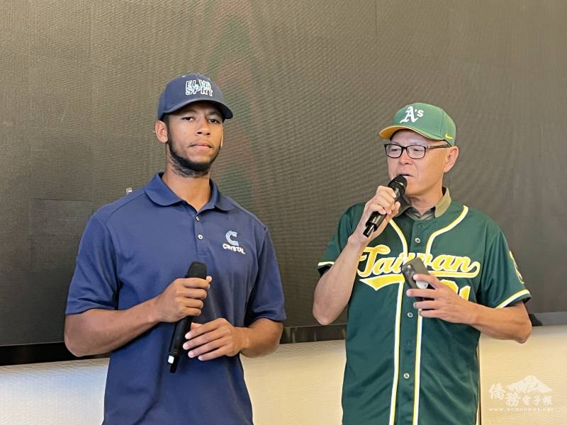 美國教練Jay Alvarez（左）也加入球隊，訓練臺灣球員