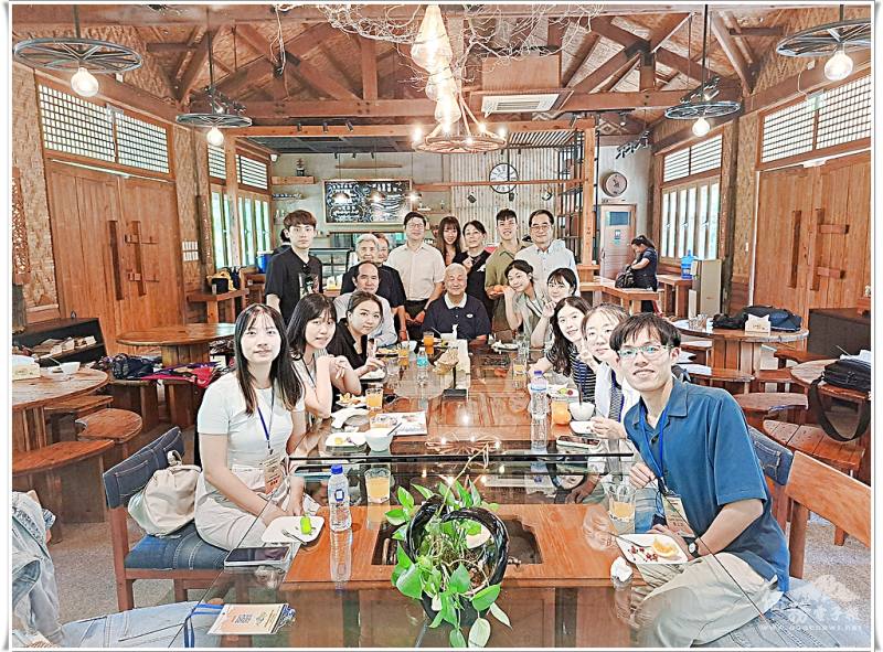 全團拜訪慈濟基金會菲律賓分會茶敘時執行長楊國英（中坐者）也特別到場親切問候大家