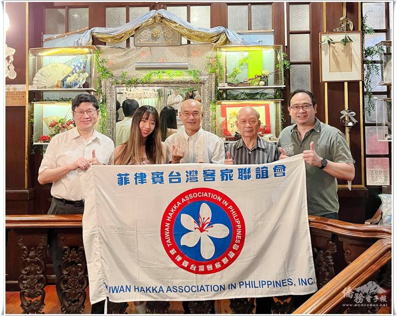 活動中客家鄉親合影留念共敘情誼（中：會長賴俊任、左1：中心副主任梁崇偉、左2：團員：顏苡安、右2：監事長黃文亮、右1：前財務長黃欣隆）