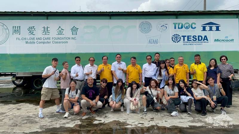 訪團於菲律賓關愛基金會「電腦教室行動車」前合影，了解在地數位公益與教育推廣之成果