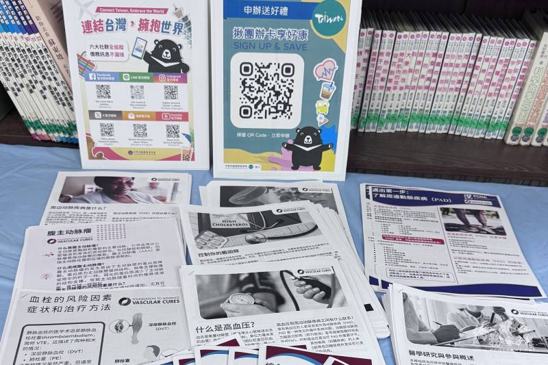 現場提供預防心血管疾病的中文傳單，並鼓勵來賓使用僑委會的六大平台及i僑卡