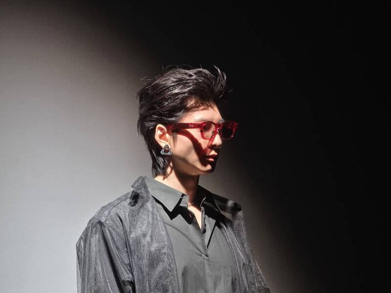 台灣品牌宏達電在14日推出首款AI智慧眼鏡VIVE Eagle，支援繁體中文操作，搭載AI助理，可啟動翻譯、搜尋、視覺辨識等功能，且100%台灣設計與製造