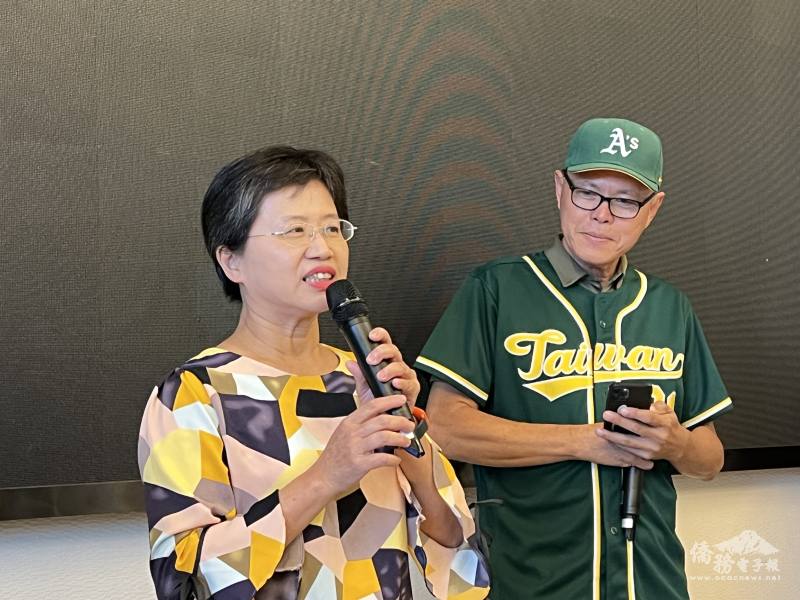 北勢國中棒球隊領隊劉芳如（左）說明球隊現況