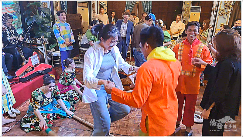 青年夥伴們親自體驗菲律賓民族特色舞蹈竹竿舞歡笑不斷