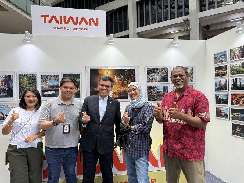 台灣觀光署吉隆坡辦事處主任周士弼（中）表示，今年邀請3位穆斯林攝影師親臨台灣旅遊、體驗特色文化，藉此將台灣之美傳達給穆斯林朋友