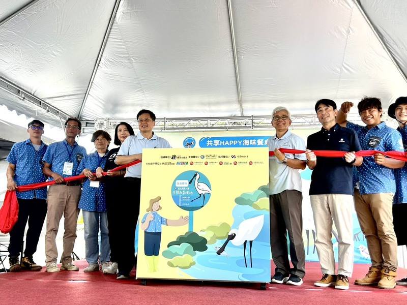 內政部國家公園署16日在台北圓山花博公園舉辦「台江生態友善黑琵牌商品展售活動」，協助七股受災漁民展售