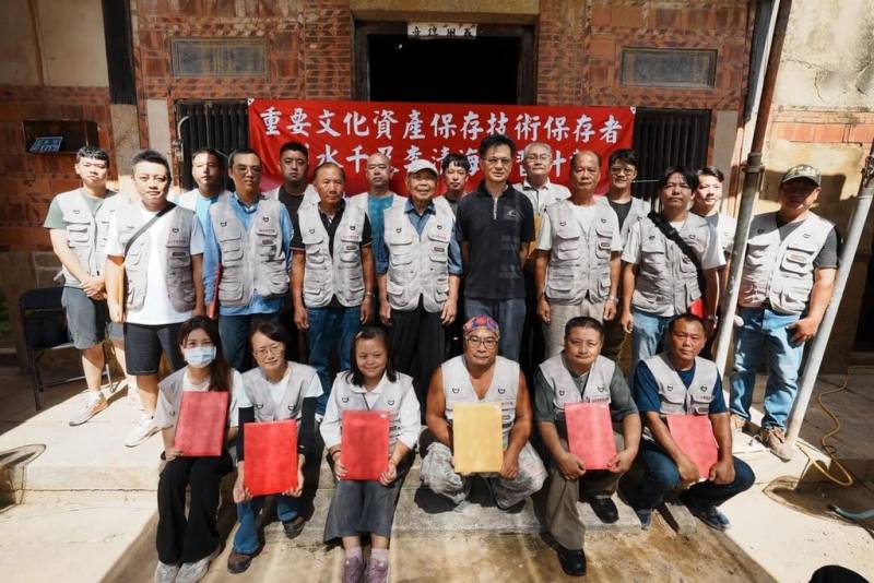 文化部文化資產局辦理「金門重要文化資產保存技術保存者傳習課程」，2025年大木作班與土水班在經過17個週末、各272小時的訓練，16日完成課程並舉行結業典禮。（文化部文化資產局提供）