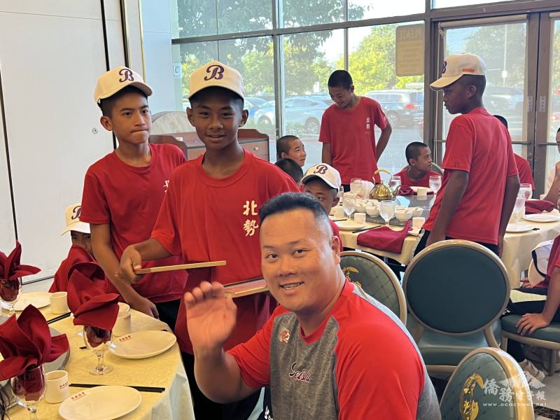北勢國中教練陳衍瑞及球員開心到訪金山灣區移地訓練
