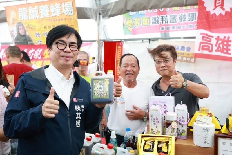 2025高雄大崗山龍眼蜂蜜文化節16日熱鬧登場，市長陳其邁（左）上午出席共襄盛舉，向民眾推薦大崗山野生龍眼林蜂蜜，歡迎多加選購。（高雄市政府提供）