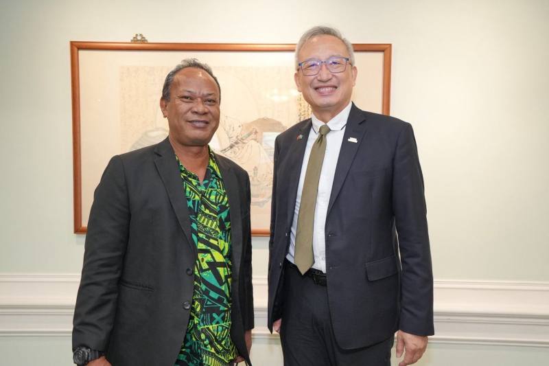 外交部政務次長吳志中（右）與吐瓦魯國公共工程、基礎建設發展及水資源部長田互魯（Ampelosa Manoa Tehulu，左）合影