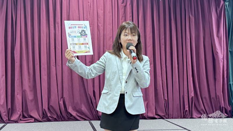 文教中心主任蕭蓓如向來賓介紹僑委會服務項目