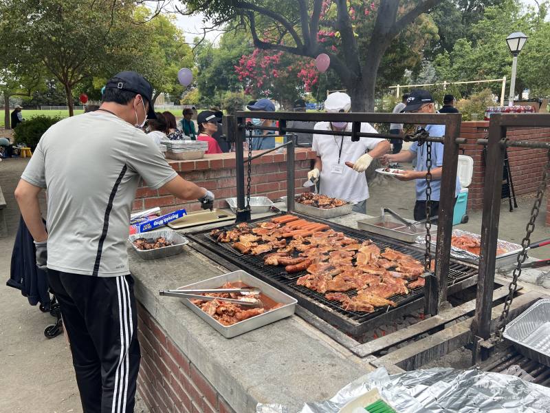 專業的BBQ獲得在場校友的讚賞