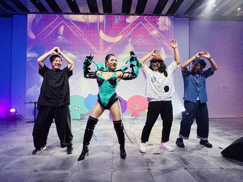 「We TAIWAN台灣文化in大阪．關西世博」16日晚間舉辦「a-We之夜」，變裝皇后Tina Banana（左2）驚喜登場，一身「a-We綠」服裝與觀眾共舞