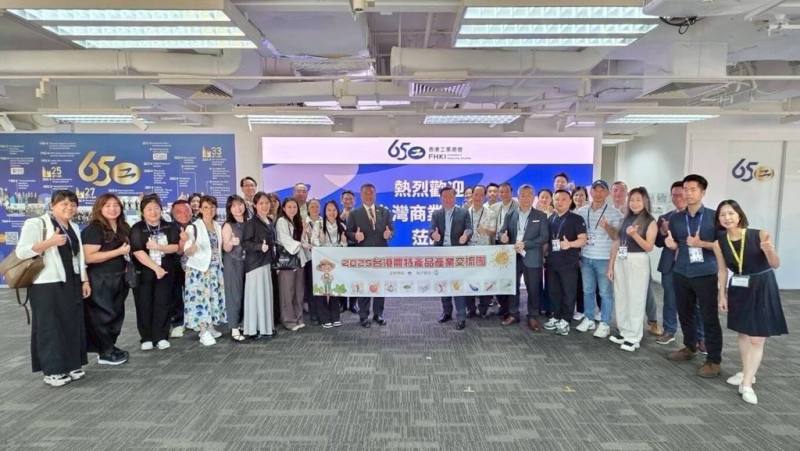 台港經濟文化合作策進會副董事長暨經濟合作委員會召集人、中華民國全國商業總會理事長許舒博在8月中旬率領台灣農特產品產業10餘家業者赴香港交流。圖為拜會香港工業總會總部，與相關人員座談交流