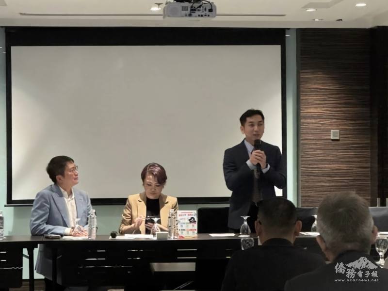 廖建勛(右1)致詞時轉達委員長徐佳青及大使葉非比的祝賀，並說明僑務政策新動向