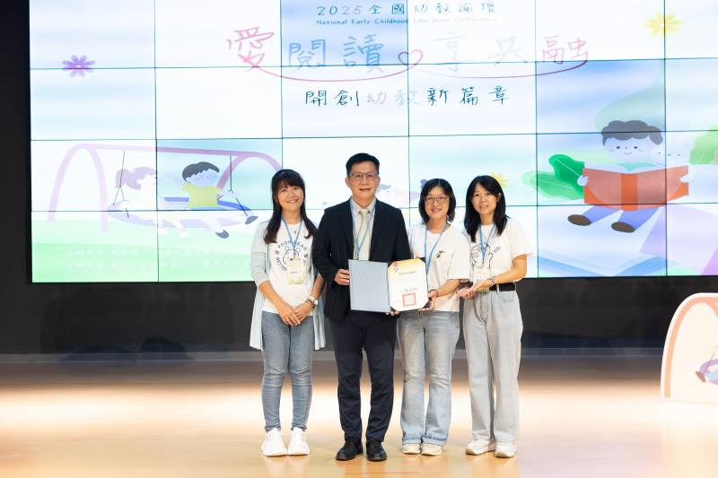 頒發分組座談團隊感謝狀