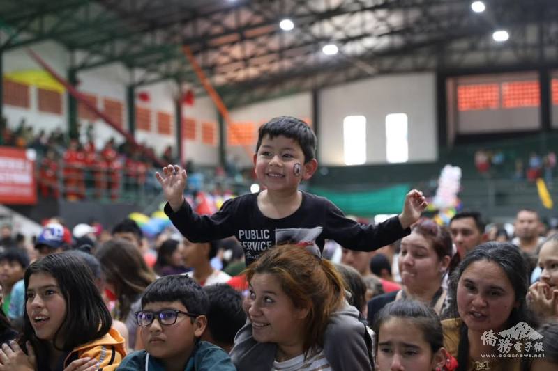 孩童們洋溢笑容盡情享受節日歡樂