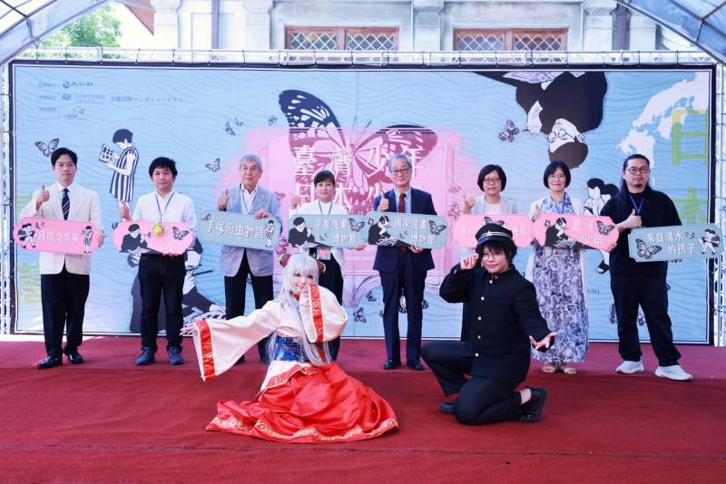「臺灣少年與日本少年—_臺日漫畫·百年邂逅」國際交流展今（16）日開幕，文化部長李遠（右4）、株式會社手塚製作社長松谷孝征（左3）、京都國際漫畫博物館事務局次長野田陽子（左4）、研究員新美琢真（左2）、漫畫家川勝德重（左1）、臺灣策展人李衣雲（右2）等合影