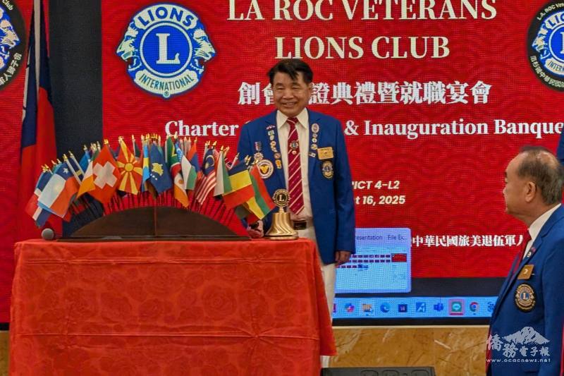 洛杉磯中華民國退伍軍人獅子會會長楊震南敲鐘，宣布該會正式成立