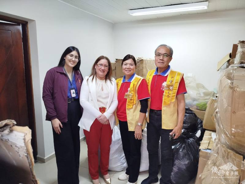 國際佛光會巴拉圭協會代表致贈兒童節禮品