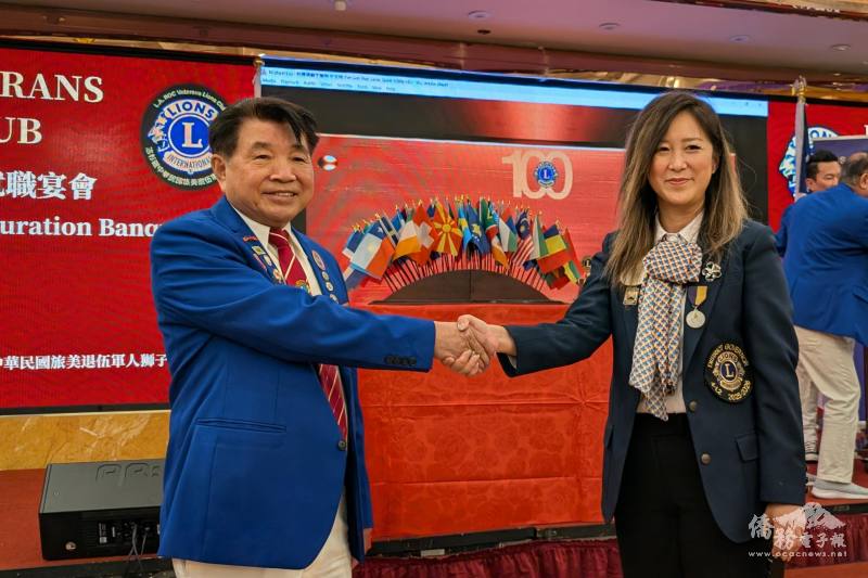 國際獅子會D4-L2區總監裴映棋（右）主持授證儀式，祝楊震南（左）會務昌隆