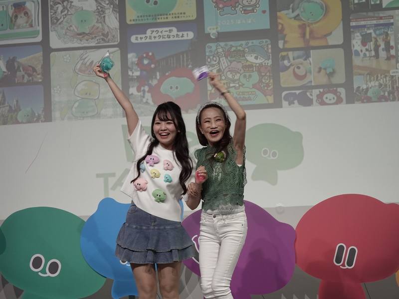 「We TAIWAN台灣文化in大阪．關西世博」16日晚間舉辦「a-We之夜」，母女檔粉絲特別穿上親手縫製、貼滿a-We玩偶的T恤到場