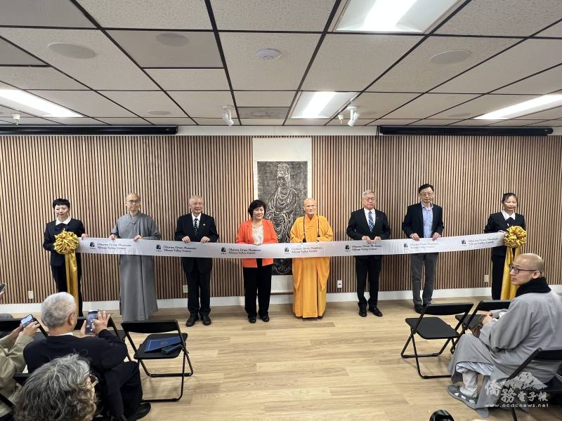 Cupertino市長趙良方（左四）、果暉法師（右四）、駐舊金山辦事處副處長朱永昌（右三）矽谷中心剪綵