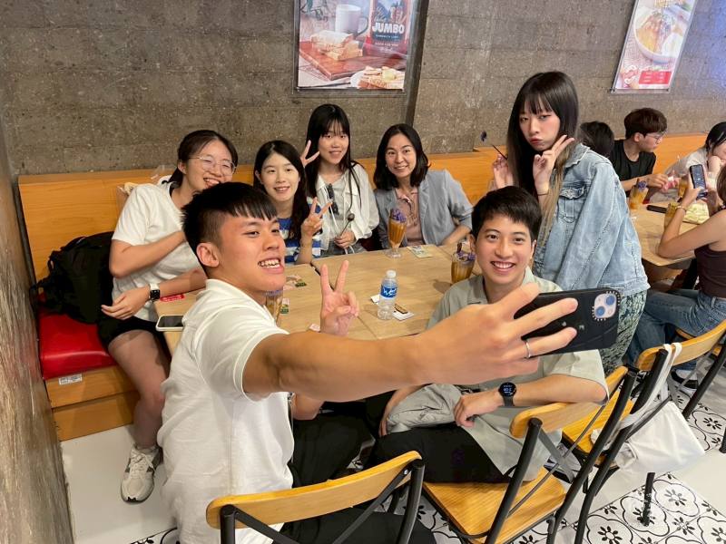 同學們品嚐菲式Halo-Halo，甜蜜笑容拍不停