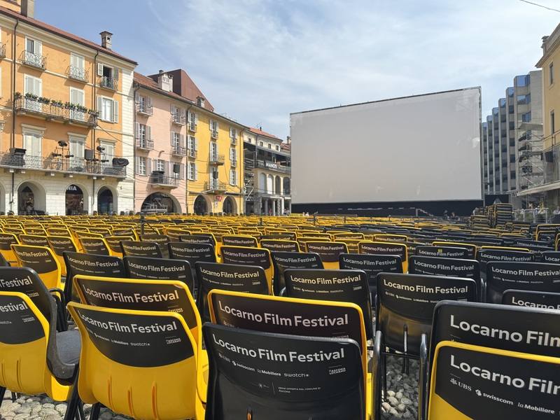 盧卡諾城內的Piazza Grande大廣場是世界最大露天電影院之一，可容納8000個座位。影展每年吸引上萬電影專業人士、電影迷與慕名而來的觀光客