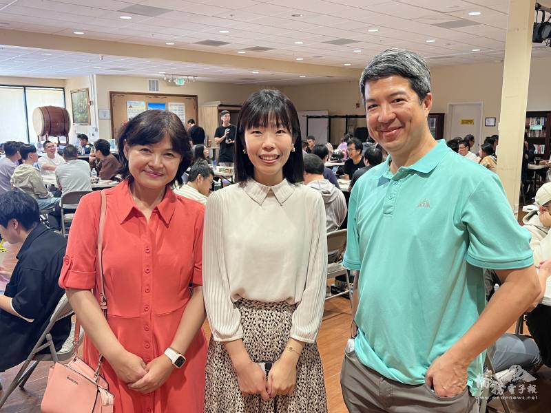 參加桌遊活動主辦人，北加州台大校友會桌遊社社長謝季安（右）及北加福智青年活動部副主任鄭匡庭（中）